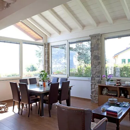 Mezzegra Sleeps 7 Pool Air Con Wifi *
